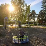 skolgård flicka leker